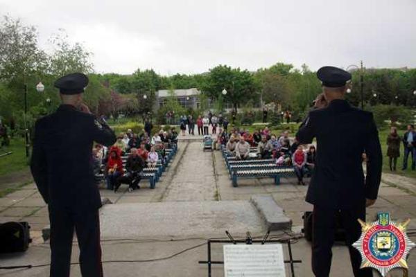 Оркестр ГУМВД Украины подарил жителям Мариуполя любимые мелодии и хорошее настроение