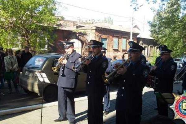 Милицейский оркестр подарил мариупольцам веселую музыку и хорошее настроение