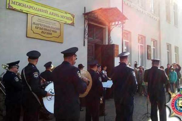 Милицейский оркестр подарил мариупольцам веселую музыку и хорошее настроение