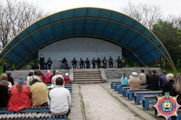 Оркестр ГУМВД Украины подарил жителям Мариуполя любимые мелодии и хорошее настроение