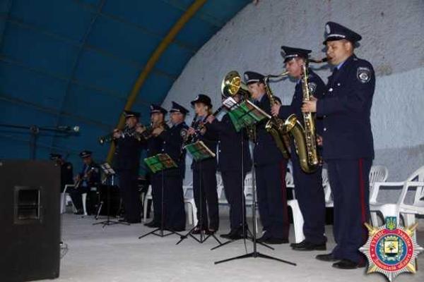 Оркестр ГУМВД Украины подарил жителям Мариуполя любимые мелодии и хорошее настроение