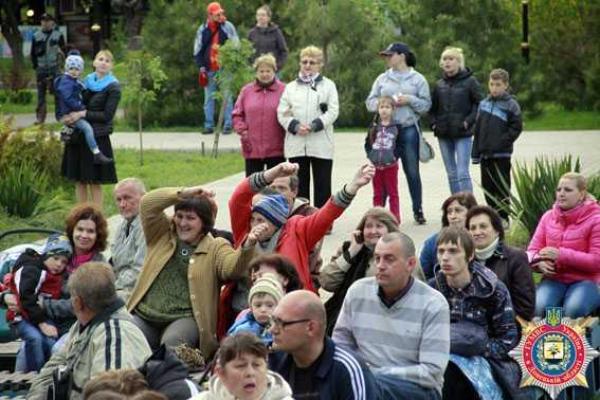 Оркестр ГУМВД Украины подарил жителям Мариуполя любимые мелодии и хорошее настроение