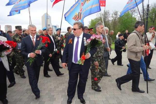 Депутат Госдумы РФ посетил торжественный митинг в Донецке в честь 70-летия Великой Победы Депутат Госдумы РФ посетил торжественный митинг в Донецке в честь 70-летия Великой Победы