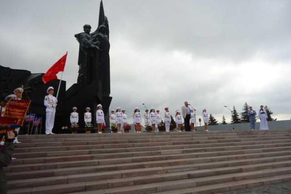 Депутат Госдумы РФ посетил торжественный митинг в Донецке в честь 70-летия Великой Победы Депутат Госдумы РФ посетил торжественный митинг в Донецке в честь 70-летия Великой Победы