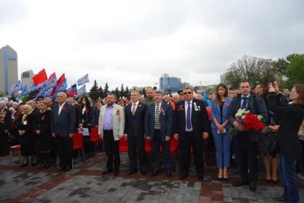 Депутат Госдумы РФ посетил торжественный митинг в Донецке в честь 70-летия Великой Победы Депутат Госдумы РФ посетил торжественный митинг в Донецке в честь 70-летия Великой Победы