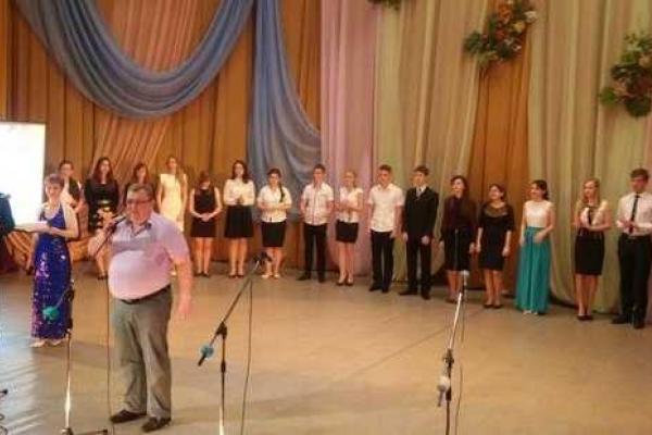 В Донецке отпраздновали окончание учебного года В Донецке отпраздновали окончание учебного года