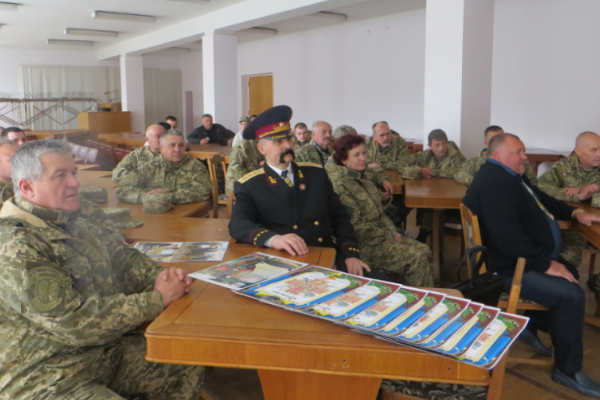 Представитель батальона "Айдар" вручил награды винницким волонтерам Представитель батальона "Айдар" вручил награды винницким волонтерам