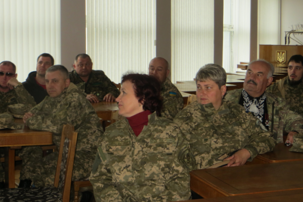 Представитель батальона "Айдар" вручил награды винницким волонтерам Представитель батальона "Айдар" вручил награды винницким волонтерам