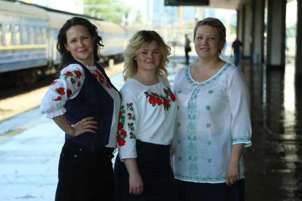 Работники "Укрзализныци" заменили форму на нарядные вышиванки Работники "Укрзализныци" заменили форму на нарядные вышиванки