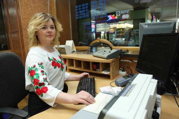 Работники "Укрзализныци" заменили форму на нарядные вышиванки Работники "Укрзализныци" заменили форму на нарядные вышиванки