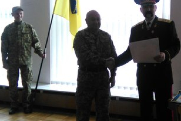 Представитель батальона "Айдар" вручил награды винницким волонтерам Представитель батальона "Айдар" вручил награды винницким волонтерам