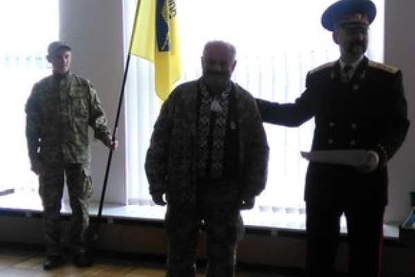 Представитель батальона "Айдар" вручил награды винницким волонтерам Представитель батальона "Айдар" вручил награды винницким волонтерам