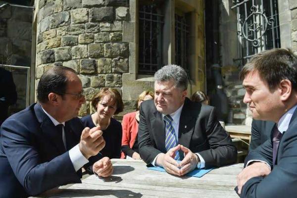 Порошенко и Олланд обсудили ситуацию на Донбассе и прогресс Украины на пути евроинтеграции Порошенко и Олланд обсудили ситуацию на Донбассе и прогресс Украины на пути евроинтеграции