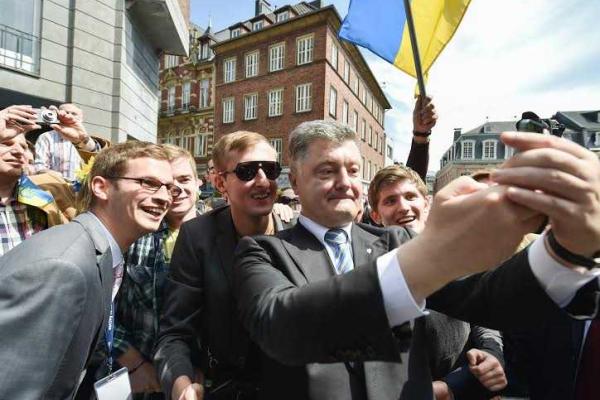 Порошенко и Олланд обсудили ситуацию на Донбассе и прогресс Украины на пути евроинтеграции Порошенко и Олланд обсудили ситуацию на Донбассе и прогресс Украины на пути евроинтеграции