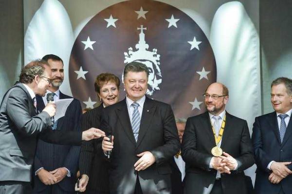 Порошенко и Олланд обсудили ситуацию на Донбассе и прогресс Украины на пути евроинтеграции Порошенко и Олланд обсудили ситуацию на Донбассе и прогресс Украины на пути евроинтеграции