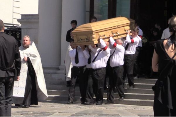 Близкие, друзья и поклонники провожают Жанну Фриске в последний путь Близкие, друзья и поклонники провожают Жанну Фриске в последний путь