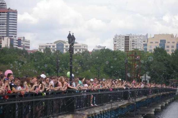 В Донецке провели флэшмоб "Мыльные пузыри" В Донецке провели флэшмоб "Мыльные пузыри"