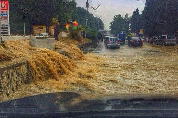В дома жителей Сочи постепенно начала подаваться питьевая вода В дома жителей Сочи постепенно начала подаваться питьевая вода