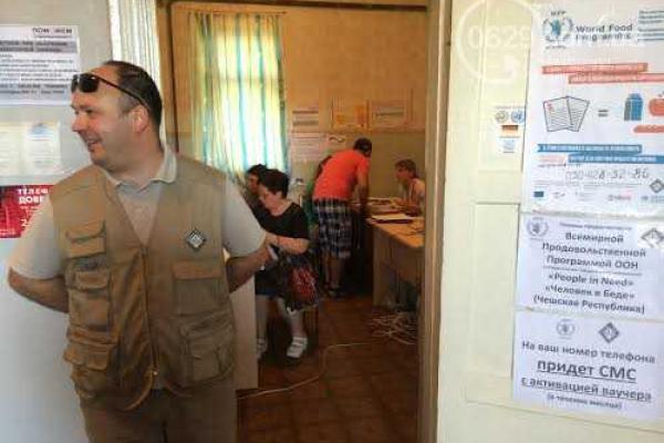 У доведенных до отчаяния переселенцев в длинных очередях на получение помощи сдают нервы