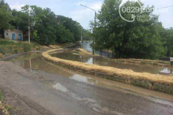 Жители Мариуполя срочно достают зонты и резиновые сапоги