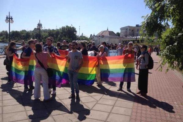 В Киеве на "Марше равенства" пролилась первая кровь, ранен работник МВД В Киеве на "Марше равенства" пролилась первая кровь, ранен работник МВД