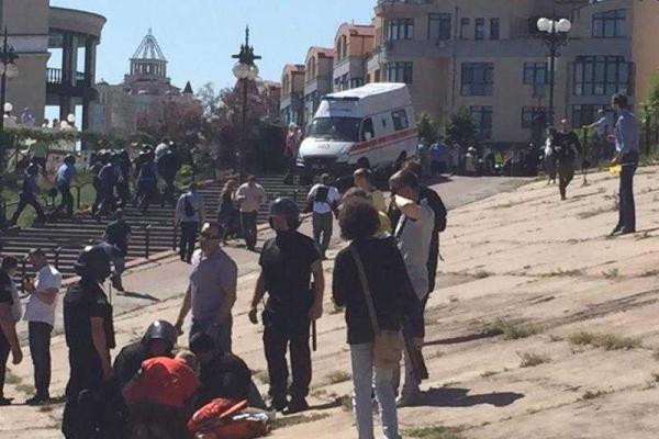 В Киеве на "Марше равенства" пролилась первая кровь, ранен работник МВД В Киеве на "Марше равенства" пролилась первая кровь, ранен работник МВД