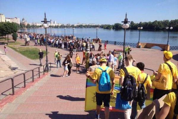 В Киеве на "Марше равенства" пролилась первая кровь, ранен работник МВД В Киеве на "Марше равенства" пролилась первая кровь, ранен работник МВД