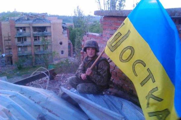 Украинский флаг развевается над Широкино, "под носом" у врага 