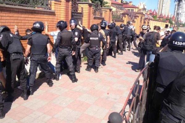 В Киеве на "Марше равенства" пролилась первая кровь, ранен работник МВД В Киеве на "Марше равенства" пролилась первая кровь, ранен работник МВД