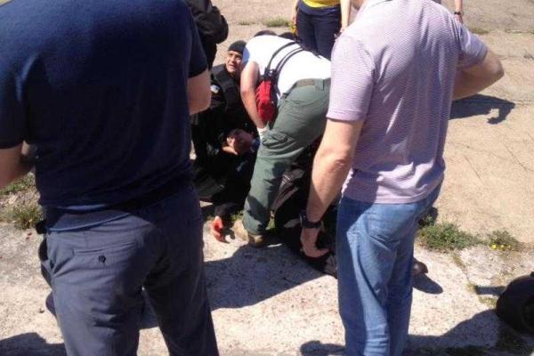 В Киеве на "Марше равенства" пролилась первая кровь, ранен работник МВД В Киеве на "Марше равенства" пролилась первая кровь, ранен работник МВД