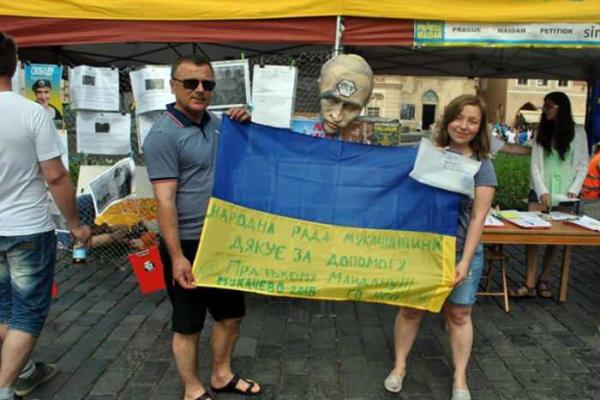 Чучело Путина "красуется" на символическом майдане в центре Праги