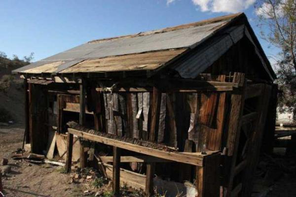 Туннель в никуда 32 года копал в пустыне Мохаве эксцентричный мексиканец Туннель в никуда 32 года копал в пустыне Мохаве эксцентричный мексиканец