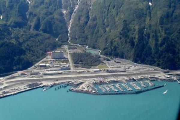 На Аляске существует город, население которого живет в одной высотке На Аляске существует город, население которого живет в одной высотке