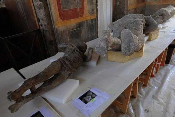 Археологи обнаружили тела жителей Помпеи под окаменевшей лавой Везувия 