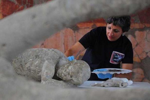 Археологи обнаружили тела жителей Помпеи под окаменевшей лавой Везувия 