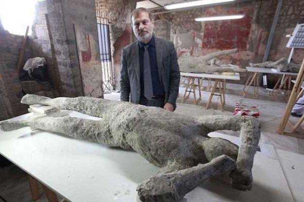 Археологи обнаружили тела жителей Помпеи под окаменевшей лавой Везувия 