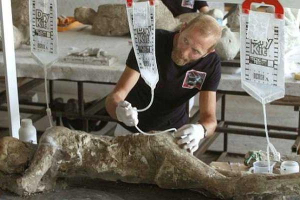 Археологи обнаружили тела жителей Помпеи под окаменевшей лавой Везувия 