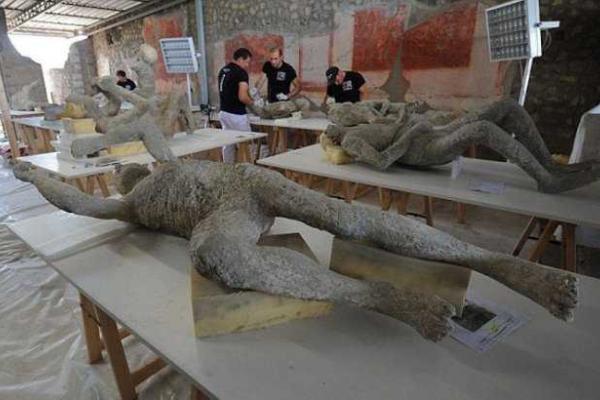 Археологи обнаружили тела жителей Помпеи под окаменевшей лавой Везувия 