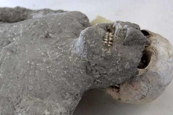 Археологи обнаружили тела жителей Помпеи под окаменевшей лавой Везувия 