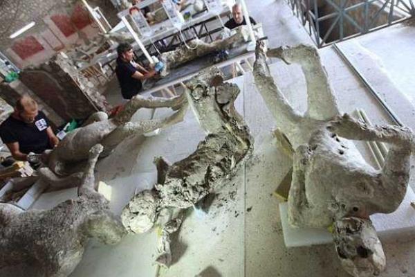 Археологи обнаружили тела жителей Помпеи под окаменевшей лавой Везувия 