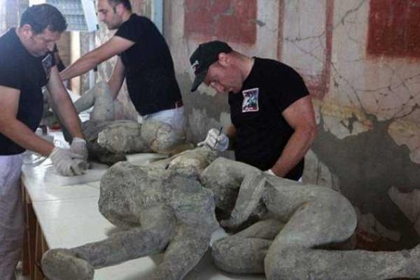 Археологи обнаружили тела жителей Помпеи под окаменевшей лавой Везувия 