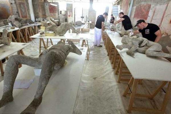 Археологи обнаружили тела жителей Помпеи под окаменевшей лавой Везувия 