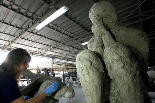 Археологи обнаружили тела жителей Помпеи под окаменевшей лавой Везувия 