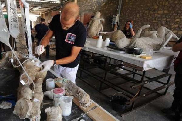 Археологи обнаружили тела жителей Помпеи под окаменевшей лавой Везувия 