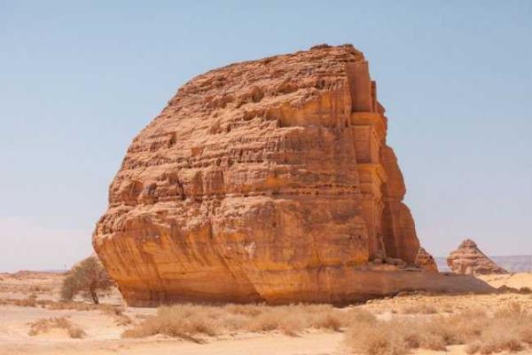 Одинокий дворец возвышается в пустыне Саудовской Аравии 