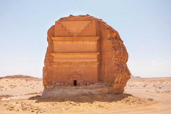 Одинокий дворец возвышается в пустыне Саудовской Аравии 