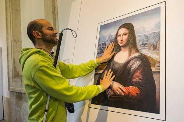 В Мадриде начала работу выставка картин для незрячих людей В Мадриде начала работу выставка картин для незрячих людей