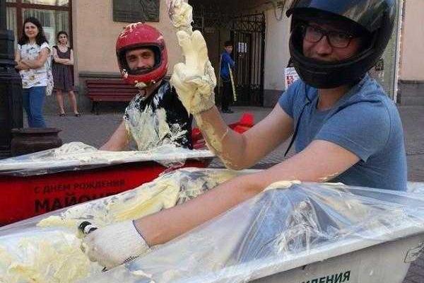 Необычные гонки в майонезе на московском Арбате