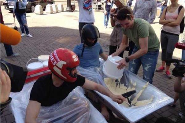 Необычные гонки в майонезе на московском Арбате