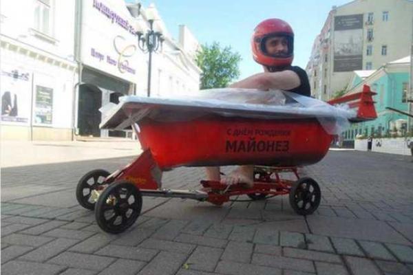 Необычные гонки в майонезе на московском Арбате